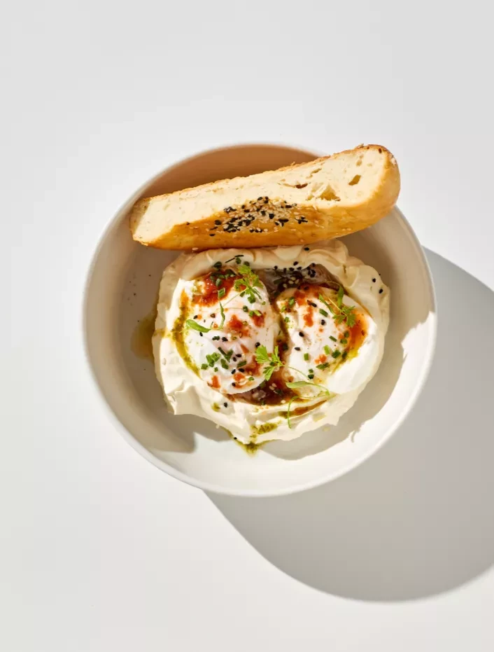 Яйца по-турецки с йогуртом и пряным маслом