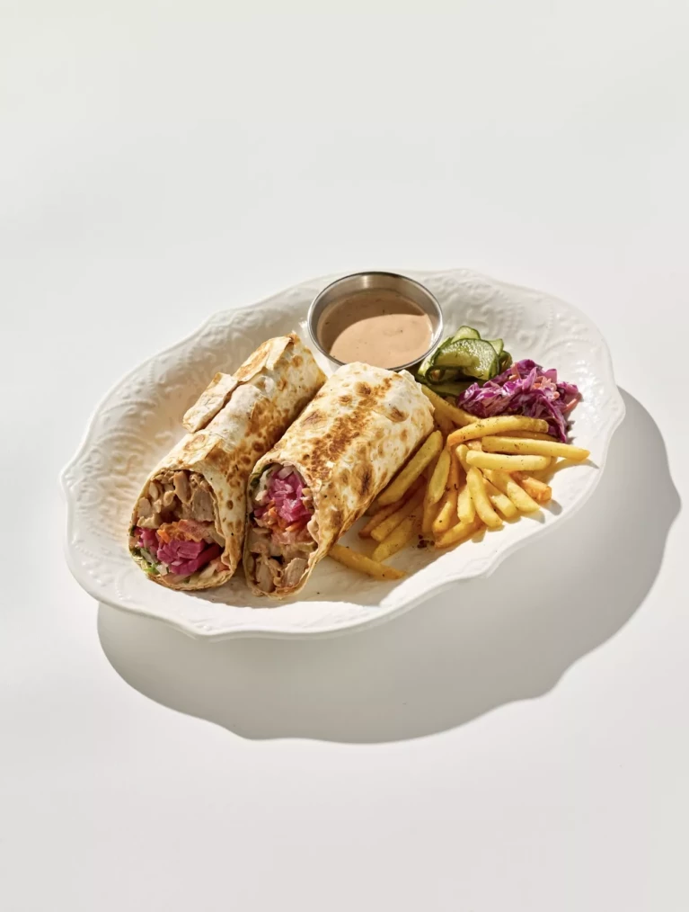 Шавурма с цыпленком и маринованными овощами и картошкой фри