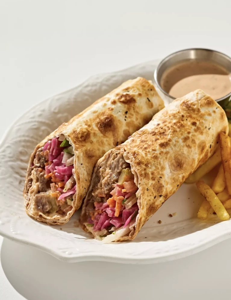 Шавурма с томленой телячьей щекой, овощами и картошкой фри
