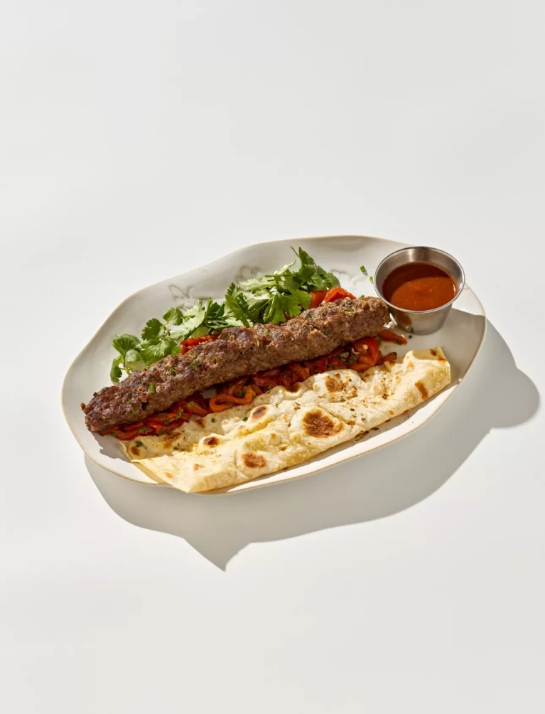 КЕБАБ ИЗ ЯГНЕНКА С ЛЕПЕШКОЙ И МАРИНОВАННЫМИ ОВОЩАМИ