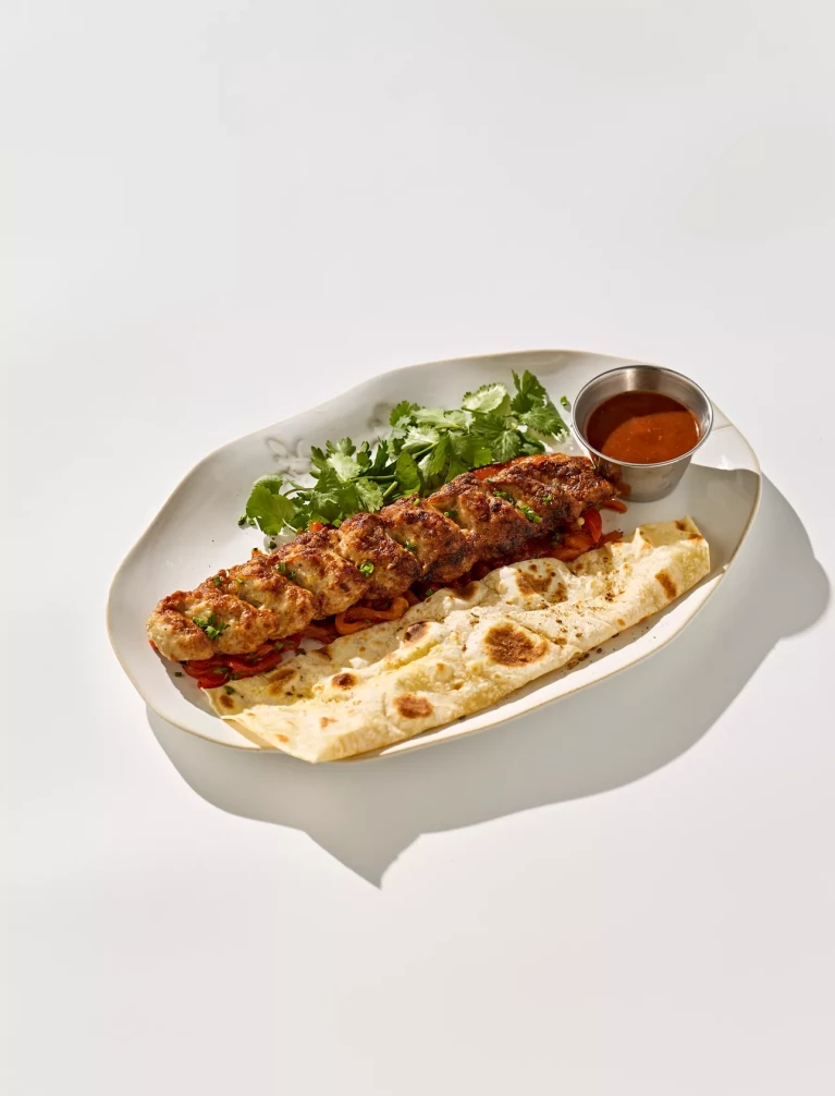 КЕБАБ ИЗ ЦЫПЛЕНКА С ЛЕПЕШКОЙ И МАРИНОВАННЫМИ ОВОЩАМИ