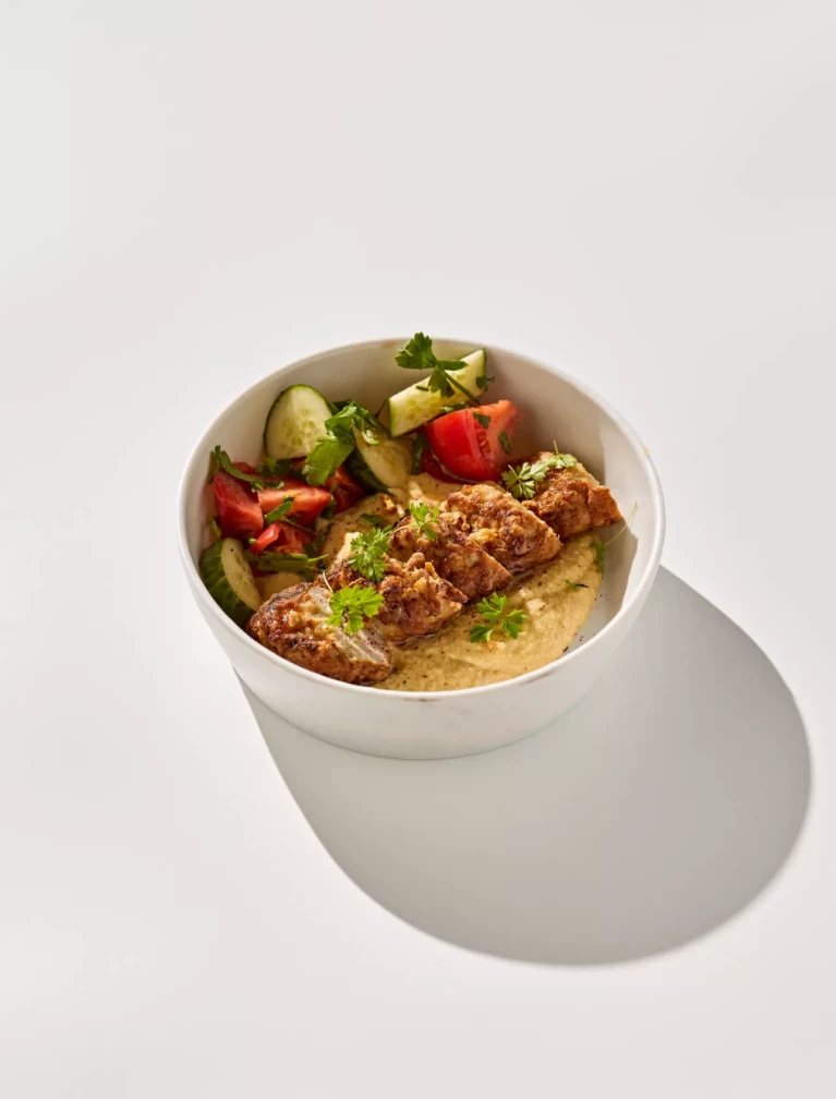 КЕБАБ ИЗ КУРИЦЫ НА ХУМУСЕ С ОВОЩНЫМ САЛАТОМ