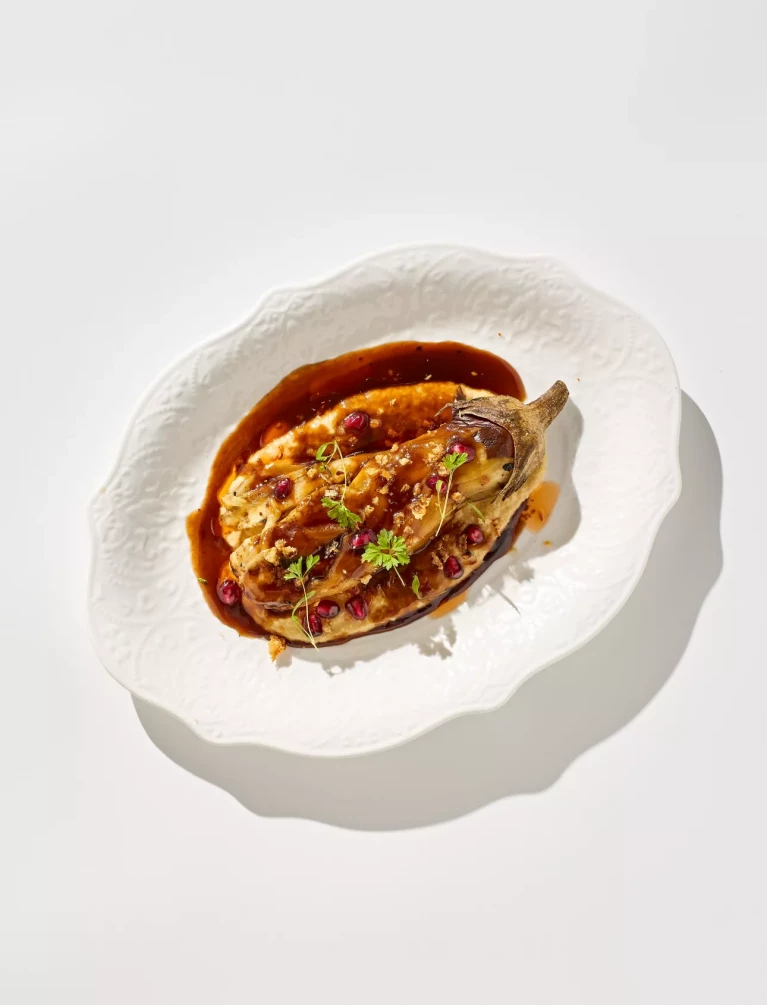 Запечённый баклажан с хумусом и гранатовым унаги