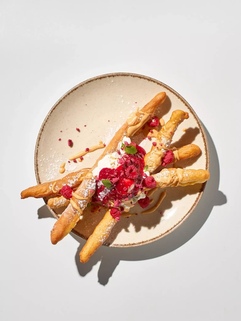 Маленький хворост с малиновым вареньем