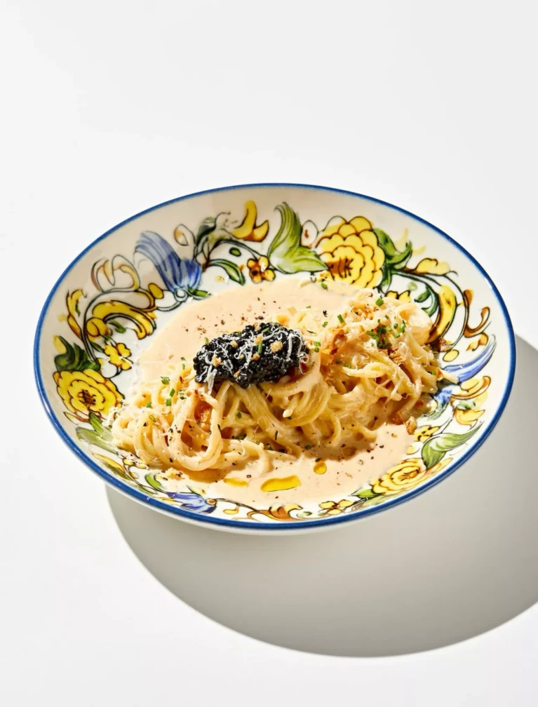 Спагетти в сливочно-креветочном соусе с икрой палтуса и пармезаном