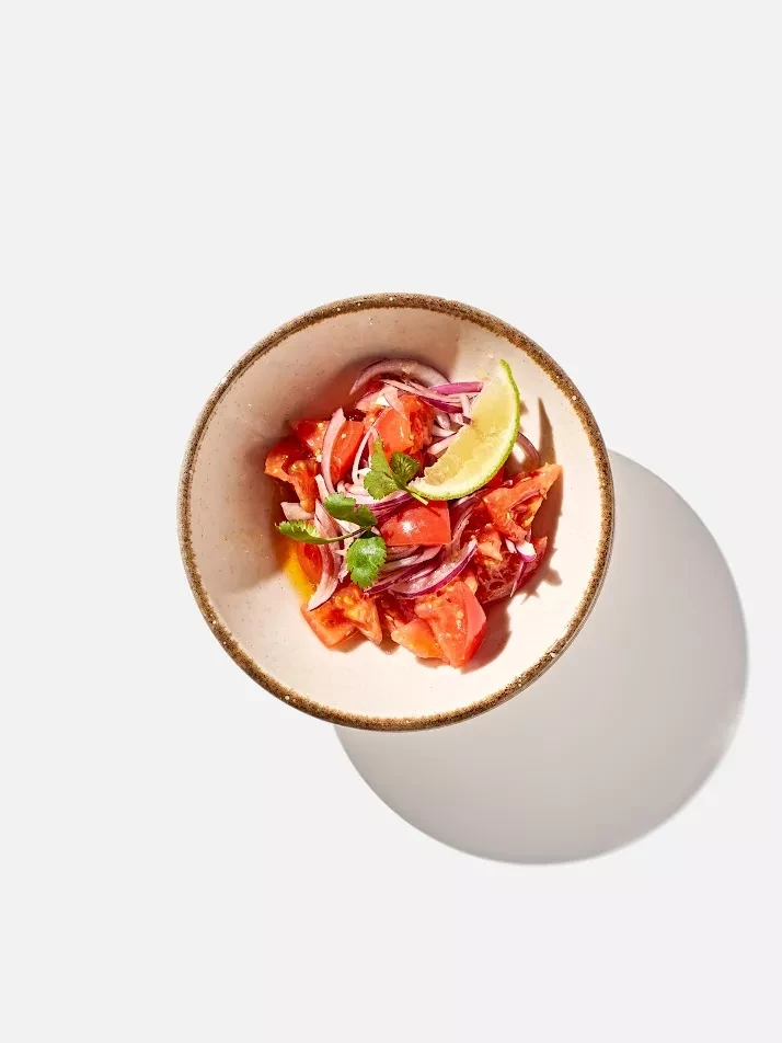 Салат из помидоров и красного лука