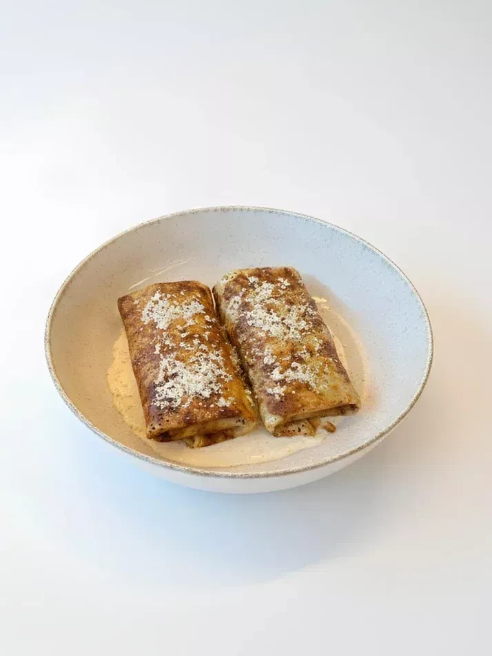 Блины с сыром, ветчиной и сливочным соусом