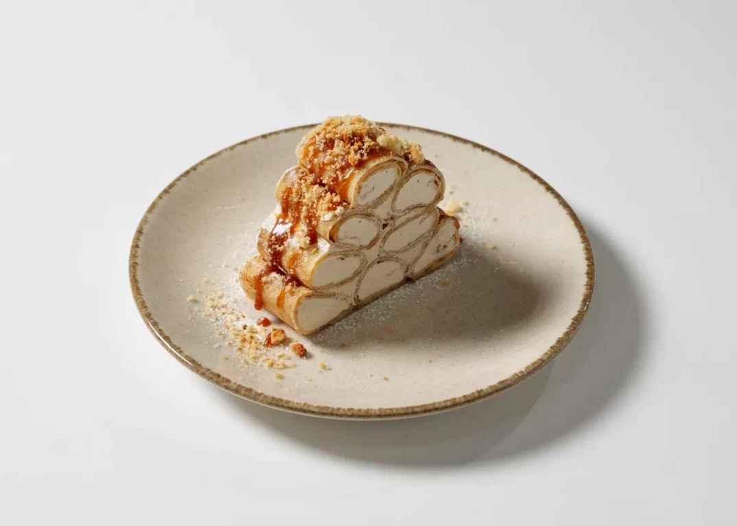 Блинная изба с заварным кремом и соленой карамелью