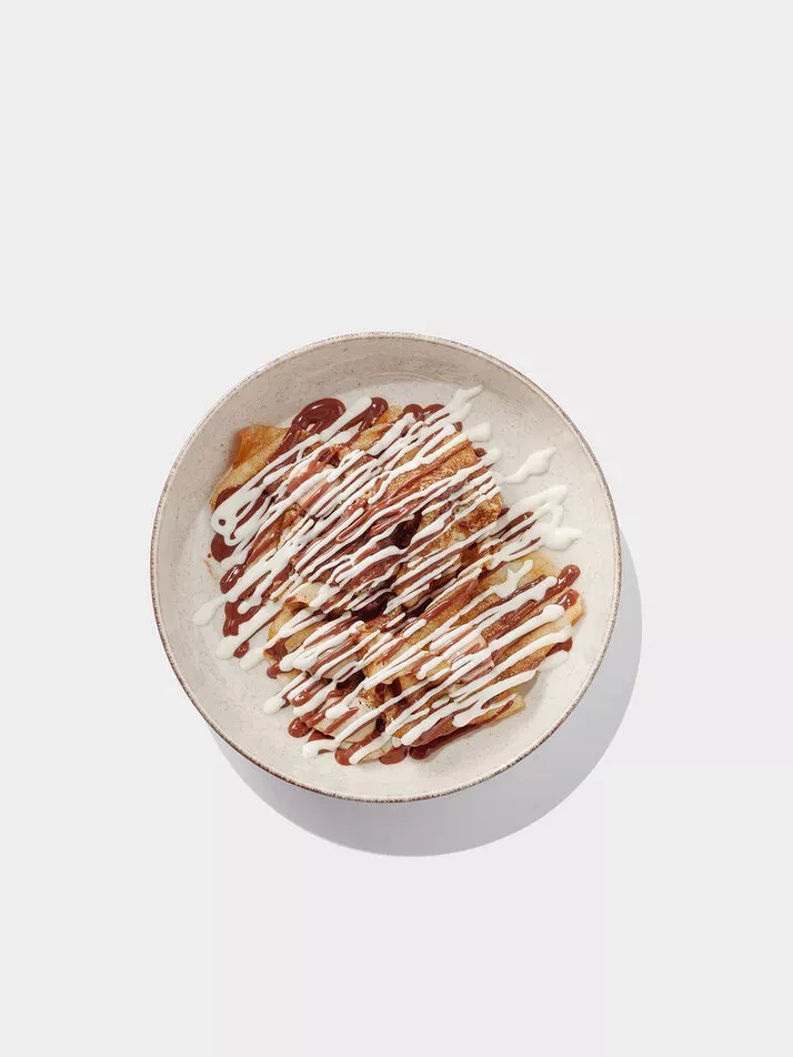 С шоколадным кремом и ванильным соусом