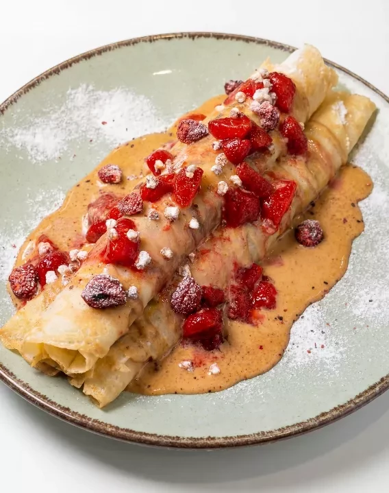 Блины с кремом и клубничным уваром