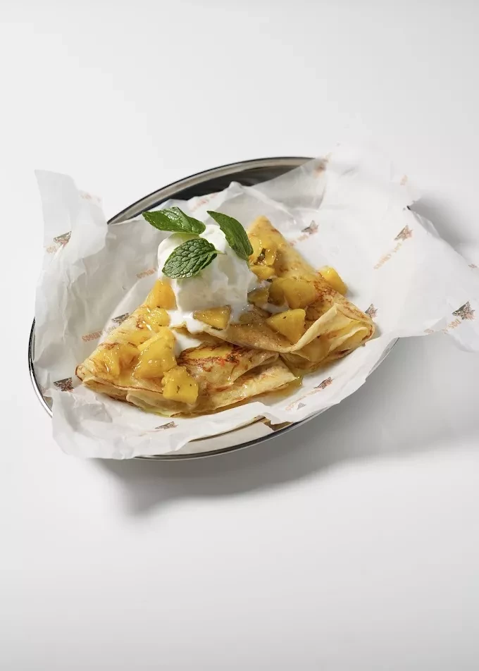 Сладкий блинчитос с ананасом и пломбиром