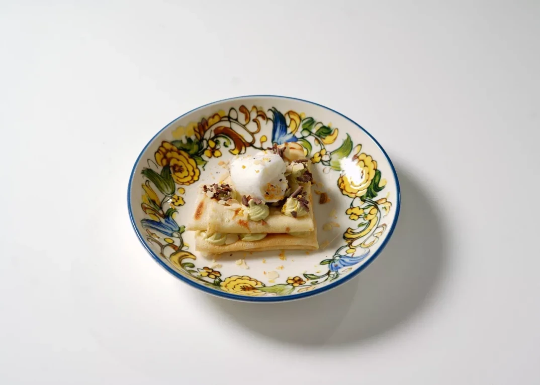 Блины с фисташковым кремом, лимонным сорбетом и шоколадом