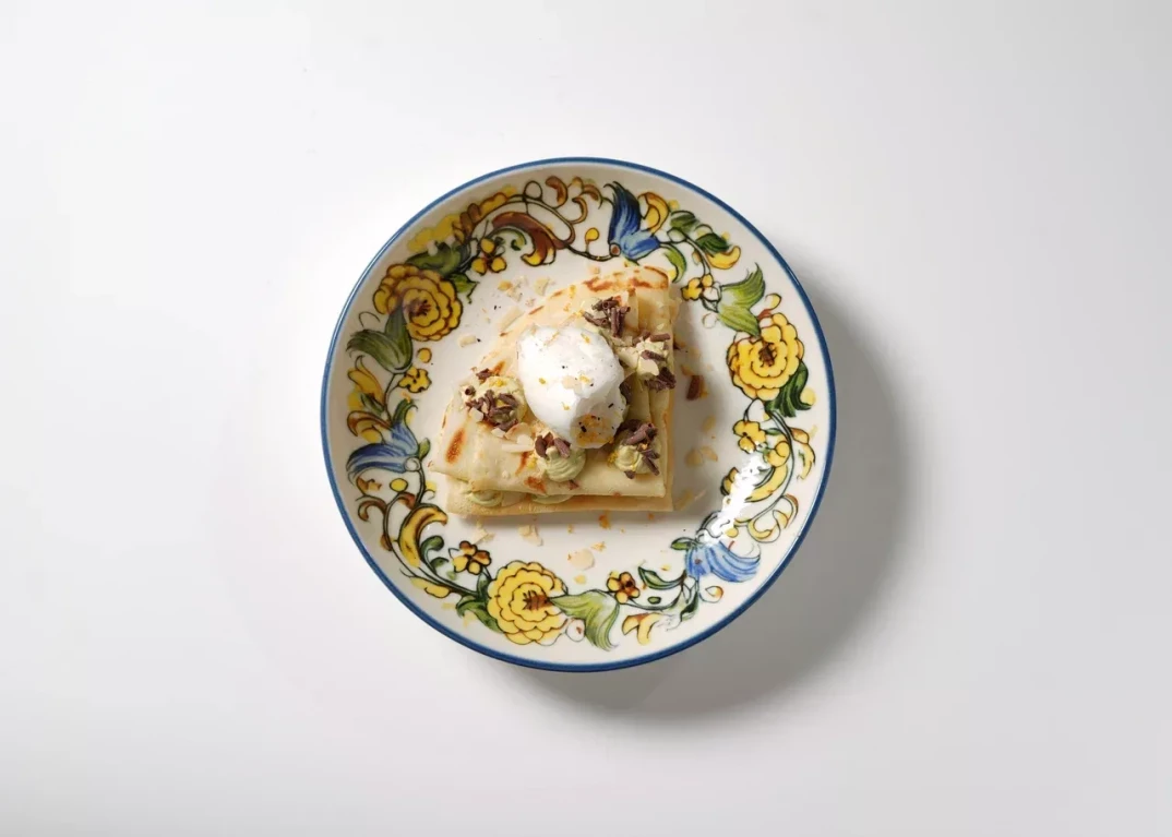 Блины с фисташковым кремом, лимонным сорбетом и шоколадом