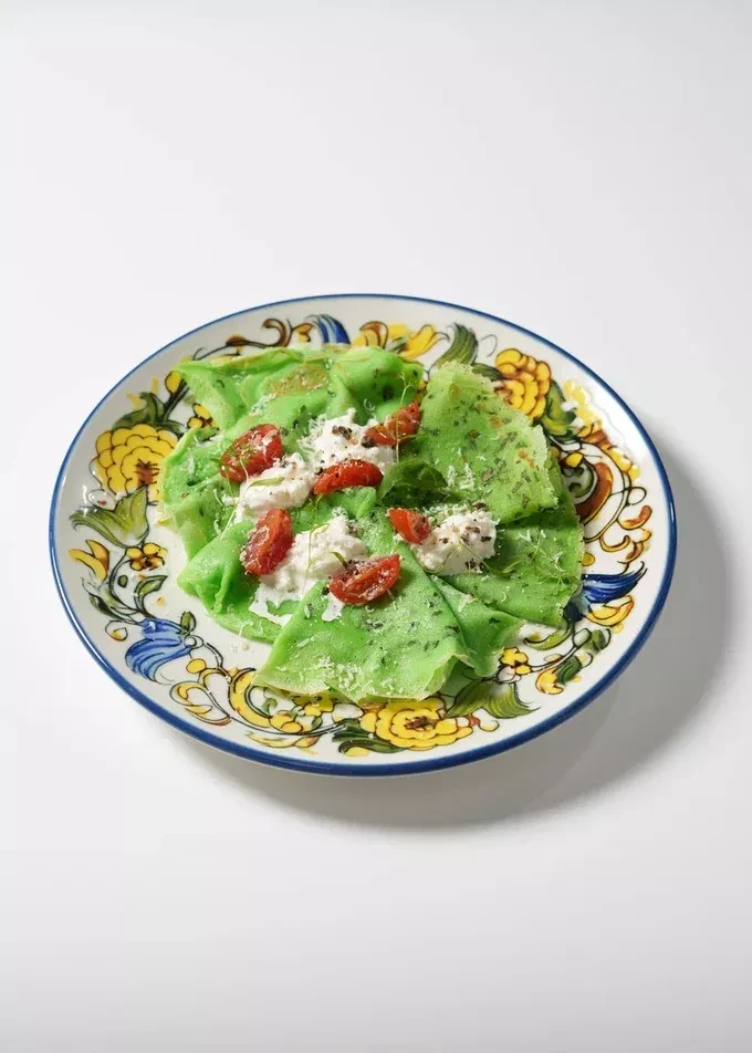 Блины базиликовые со страчателлой и томатами