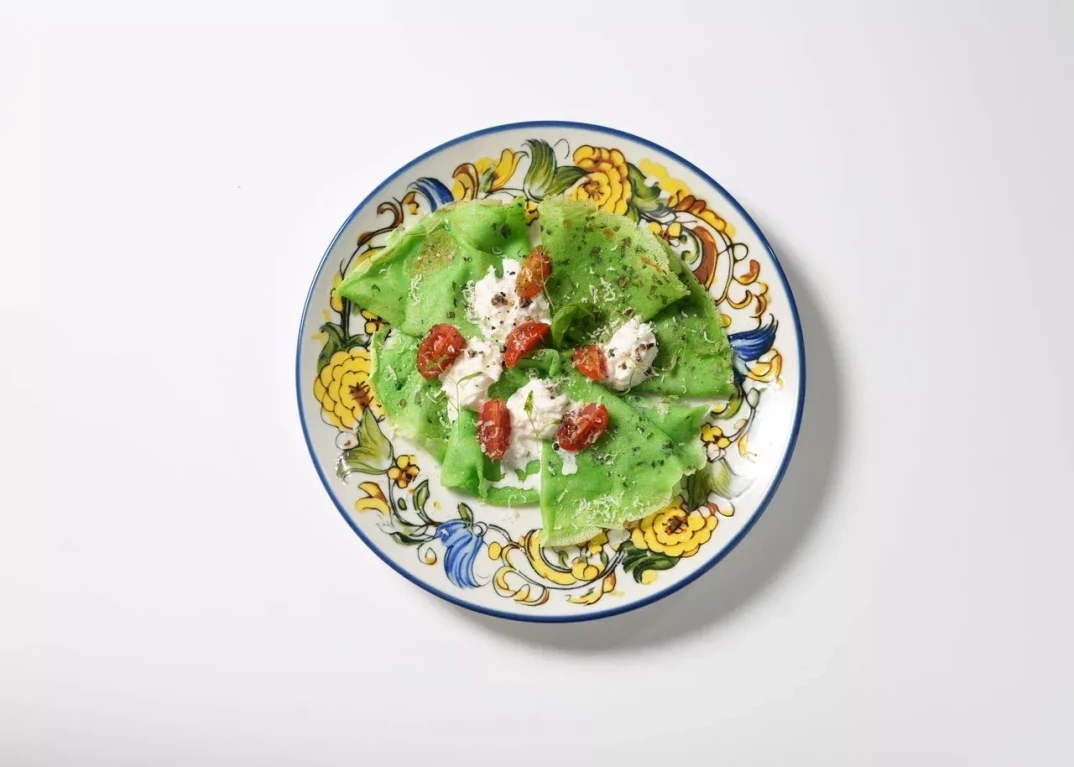 Блины базиликовые со страчателлой и томатами