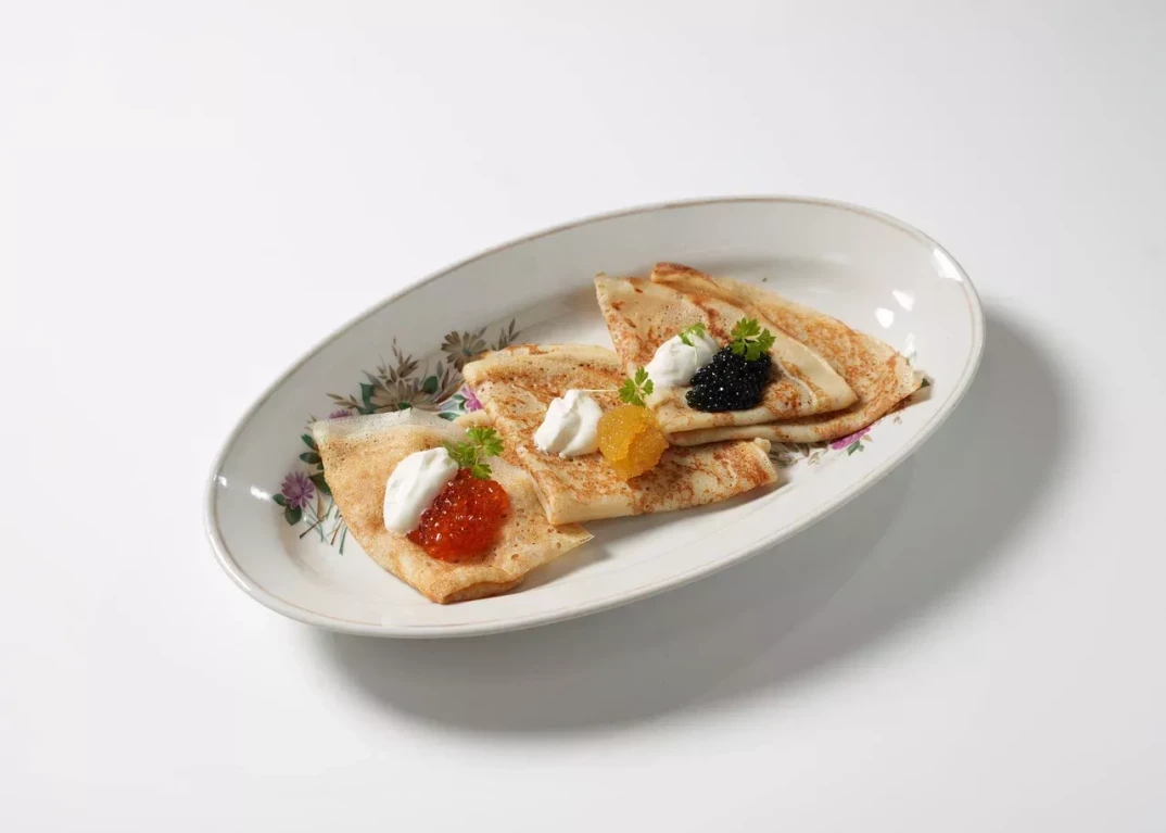 Трое из ларца-блины с икрой красной, щуки и палтуса со сметаной