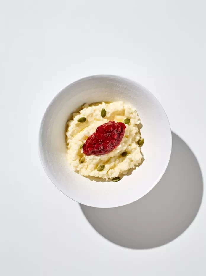 Рисовая каша с земляничным вареньем