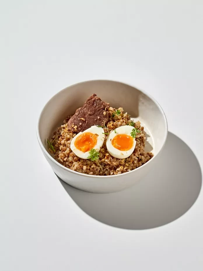 Гречневая каша с яйцом всмятку и телячьей щекой