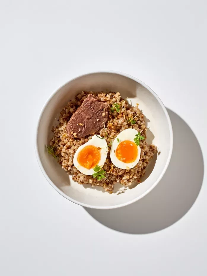 Гречневая каша с яйцом всмятку и телячьей щекой