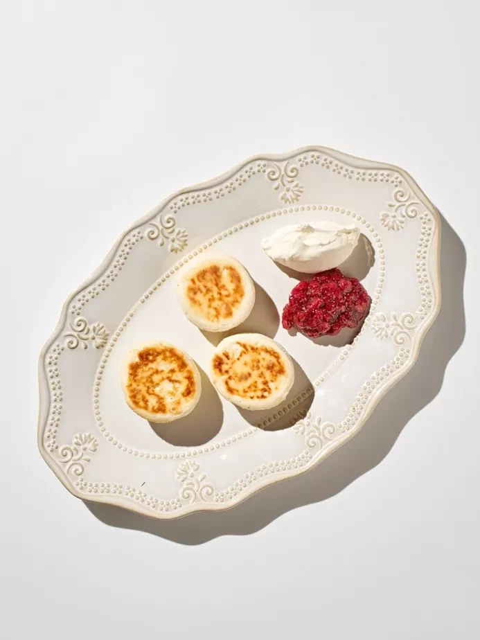 Домашние сырники со сметаной и вареньем на выбор