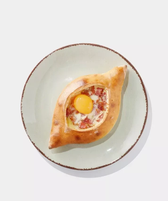Хачапури по-аджарски с беконом