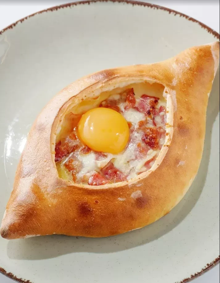 Хачапури по-аджарски с беконом