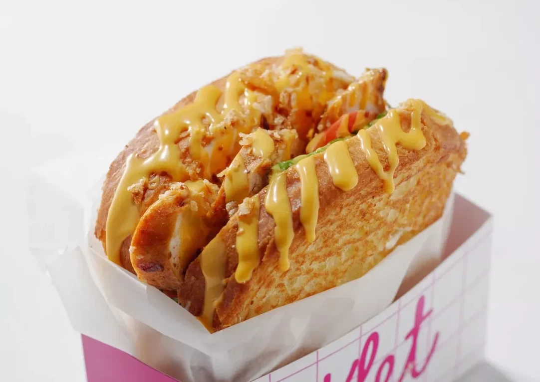 С жареной курочкой, салатом, томатами и соусом Чеддер