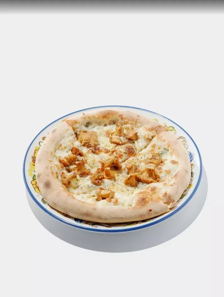 Пицца 4 сыра с лисичками и трюфельным маслом