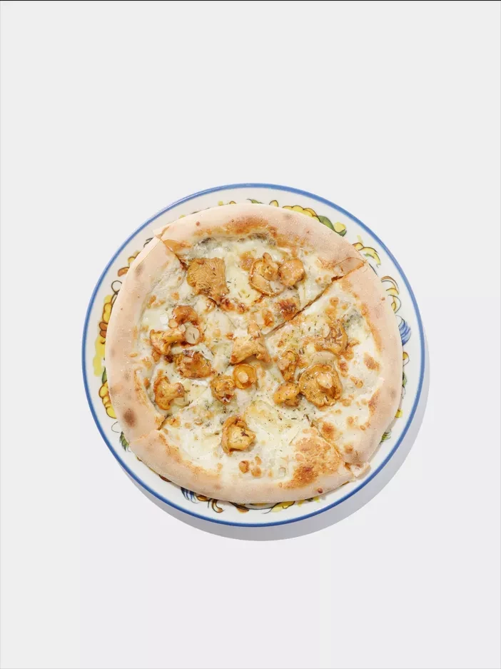 Пицца 4 сыра с лисичками и трюфельным маслом