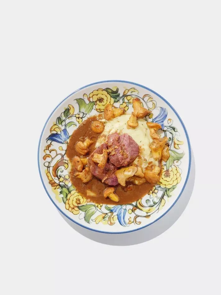 Томленая телячья щека с лисичками, картофельным пюре и соусом деми гласс