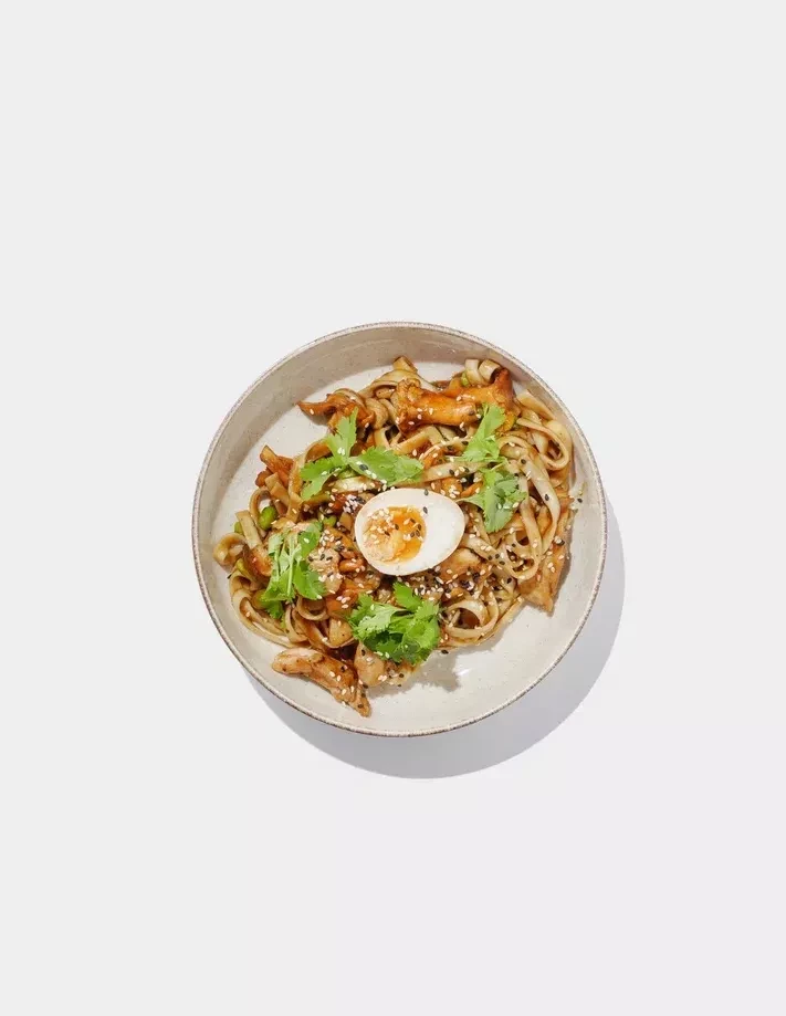 Удон с цыпленком, жареными лисичками и соусом унаги