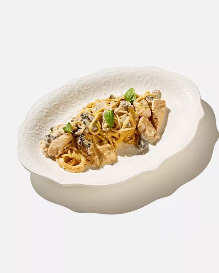 Паста с курицей и грибами в сливочном соусе