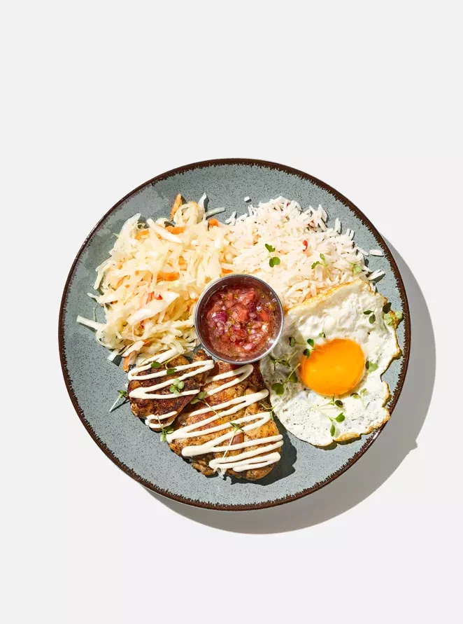 Куриное бедро с рисом, жареным яйцом и салатом куртидо