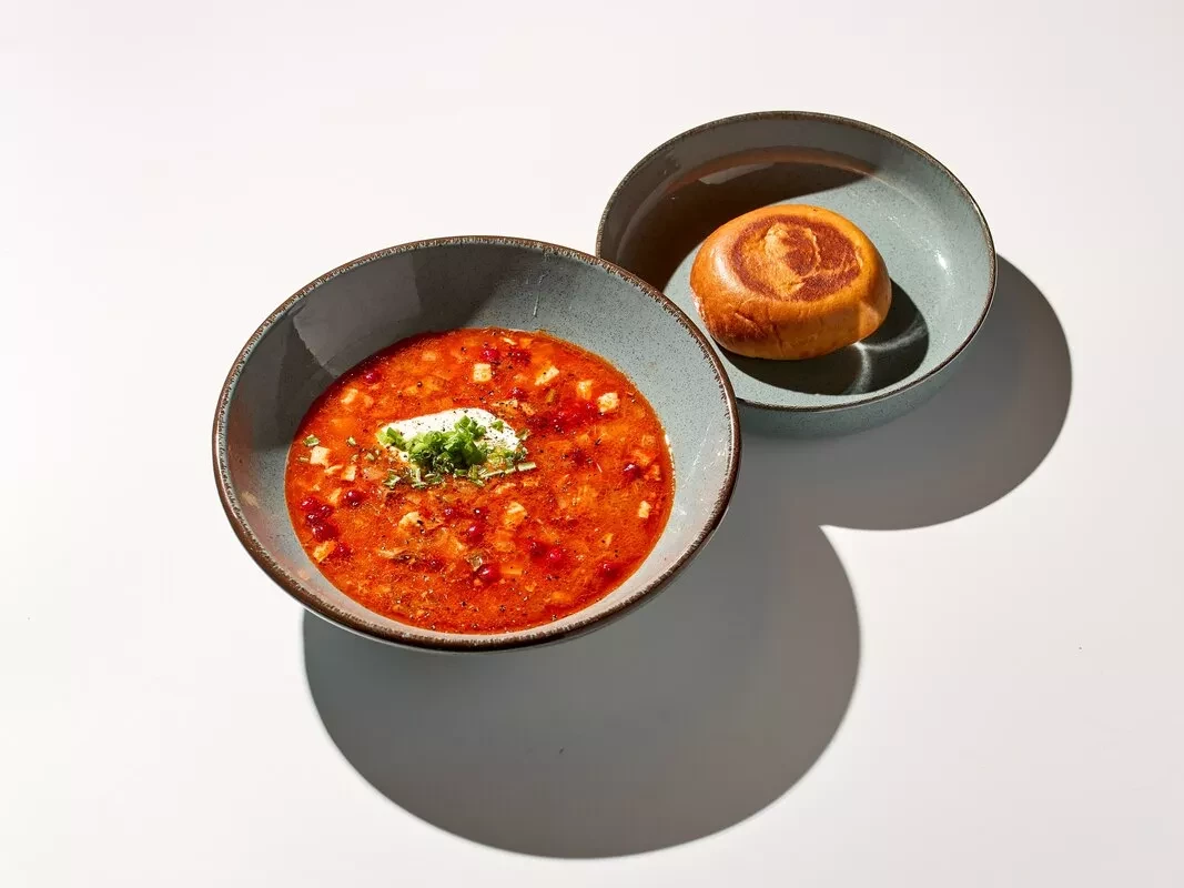 Солянка с копченым ребром и пирожок с жареными огурцами
