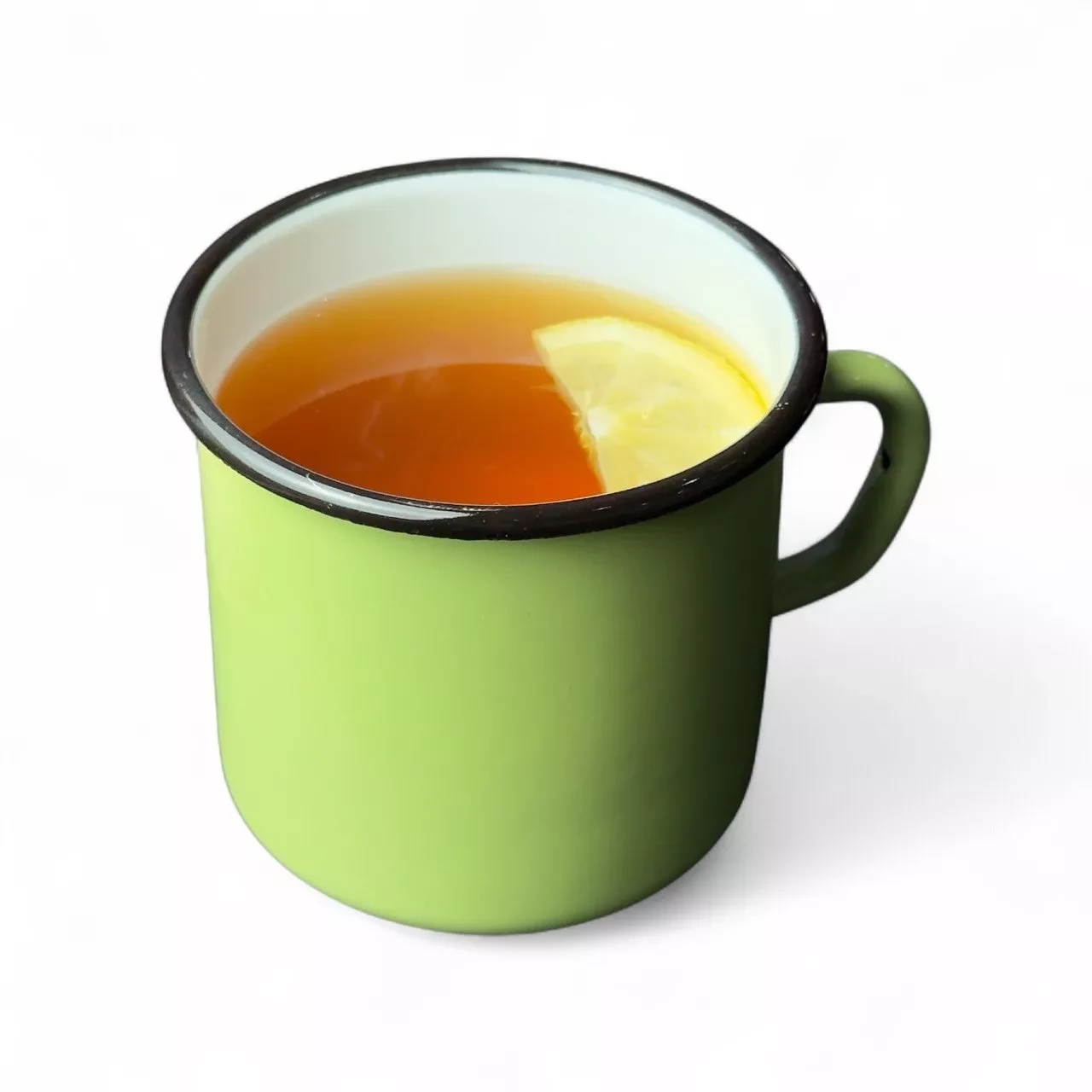 Кружка черного чая с лимонными палпинками