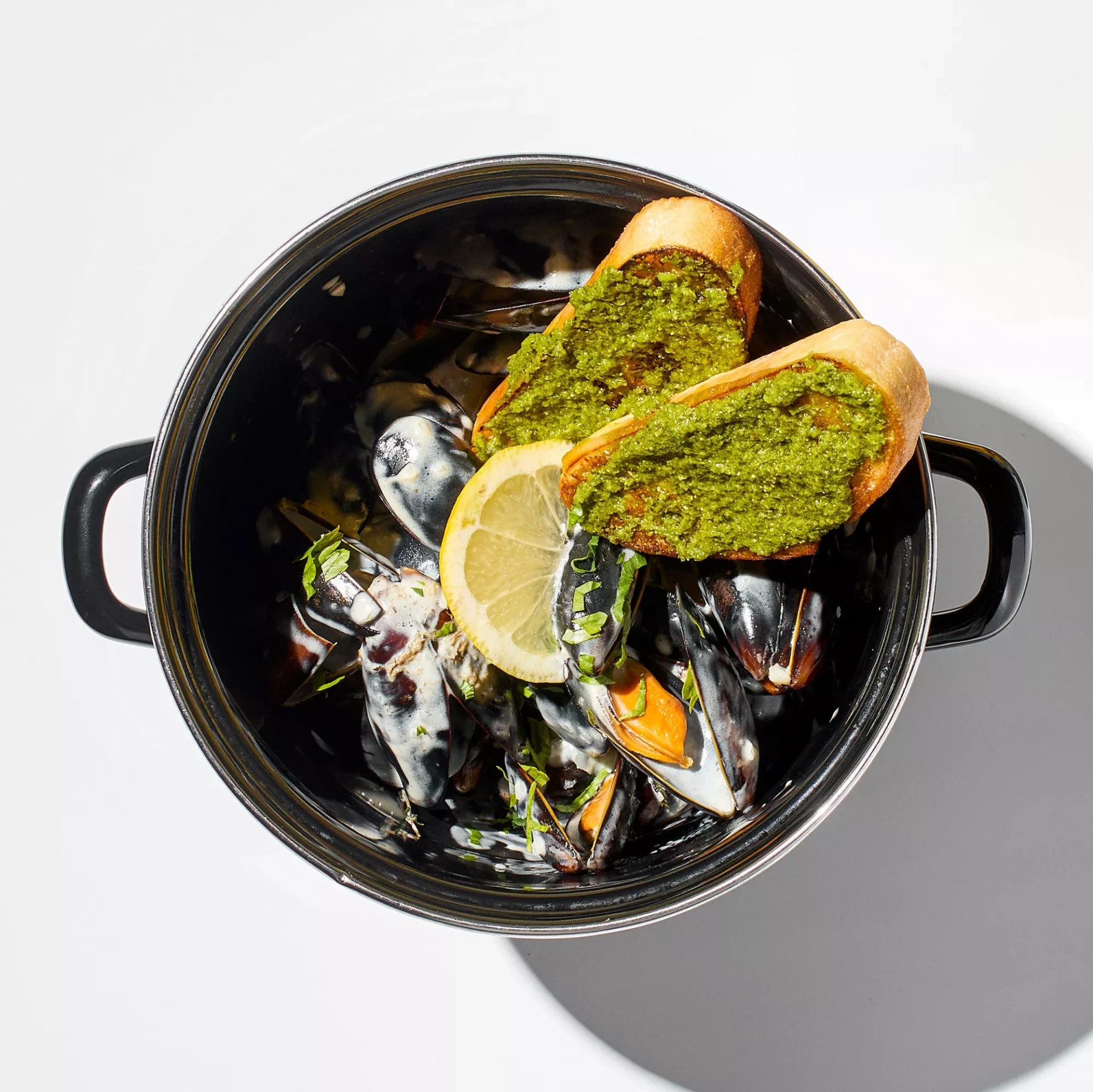 Мидии сливочные с вином и травами