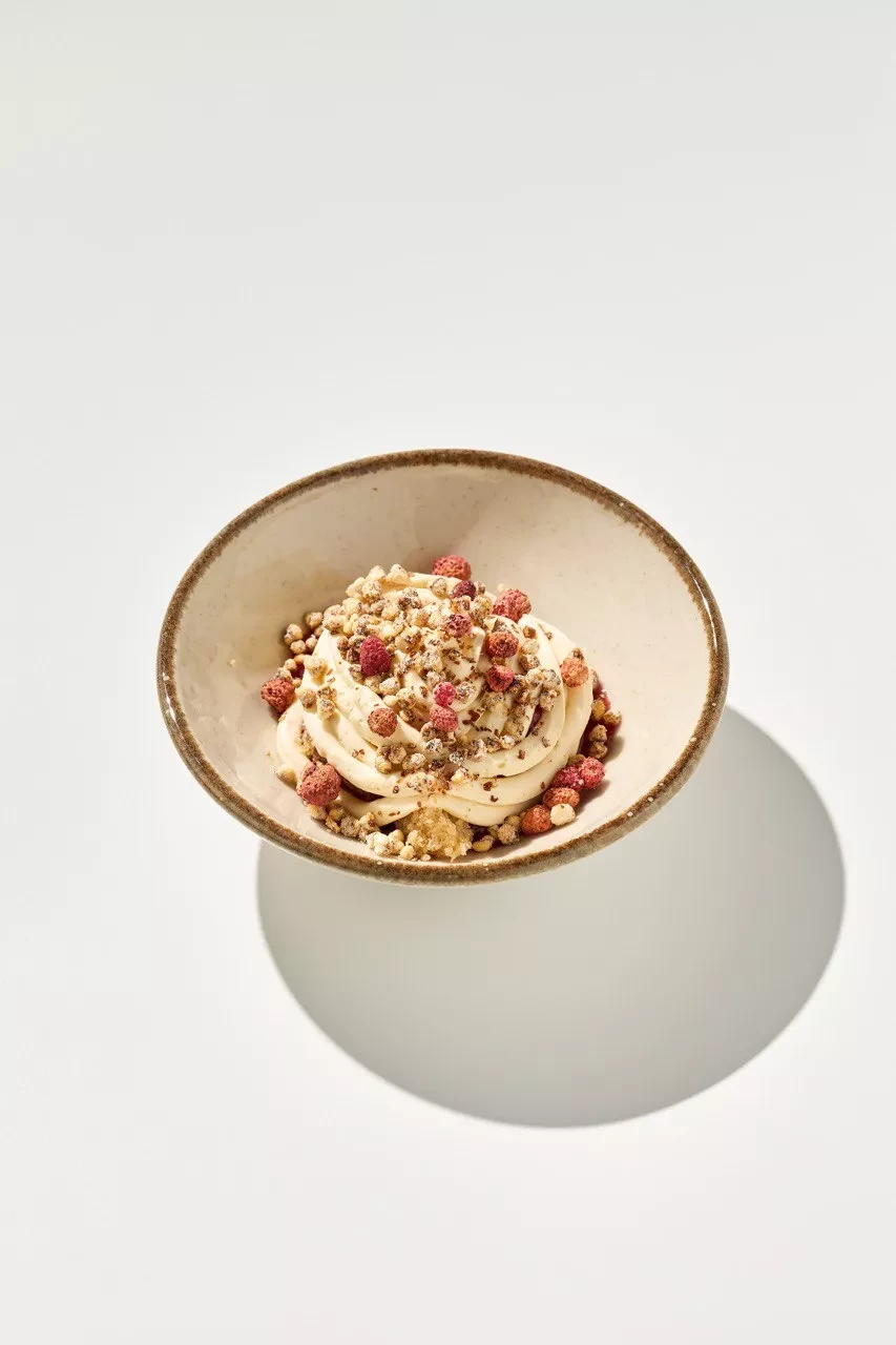 Земляничный кисель с кремом из топленого молока и хрустящей гречкой