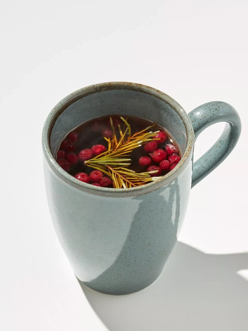 Хвойный чай с брусникой,шиповнико и вишней.