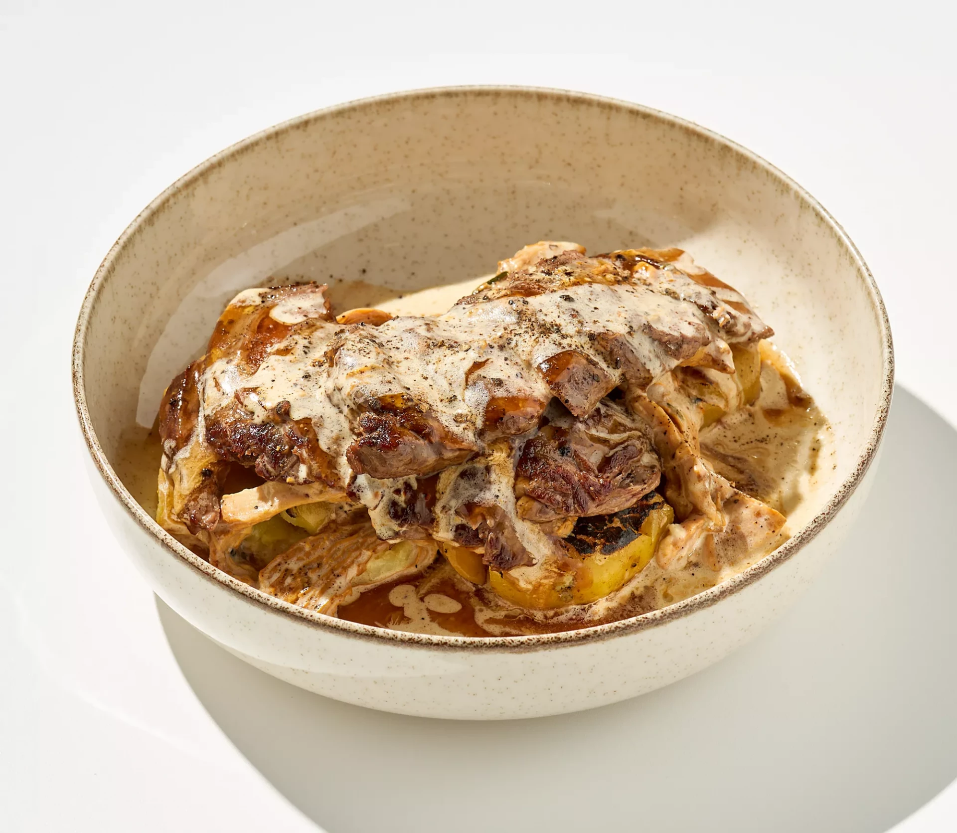 Бедро бычка с грибами,томлеными в сливках и жареным картофилем