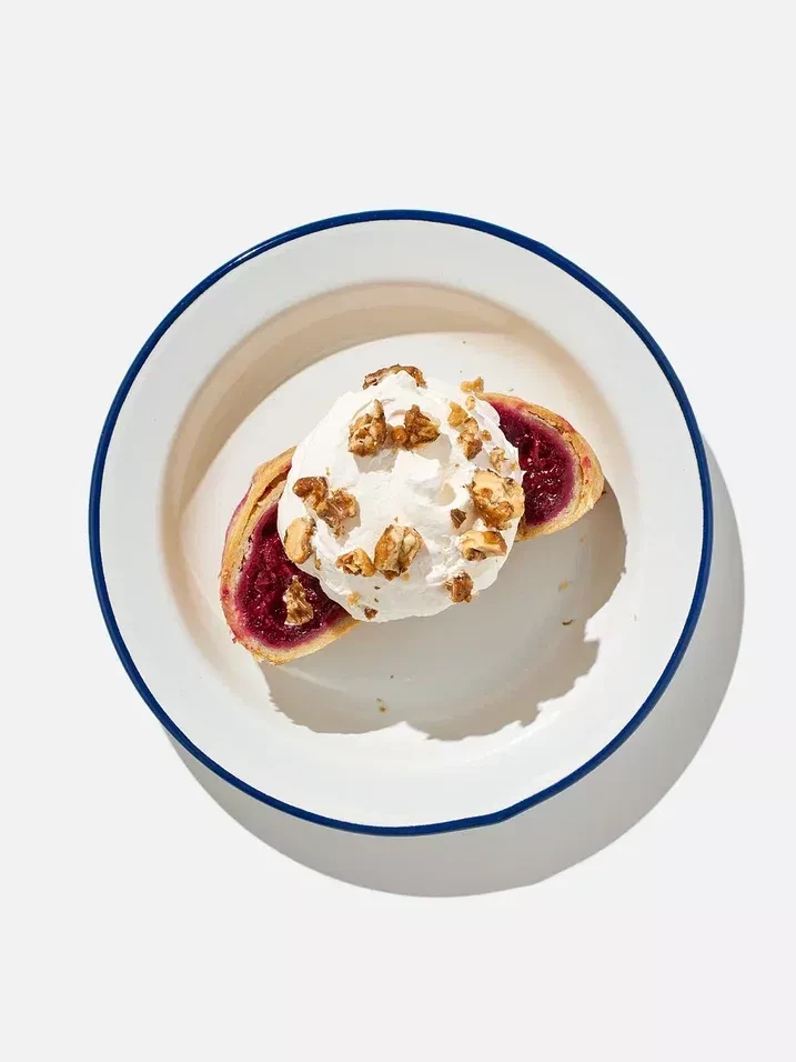 Вишневый штрудель с ванильными сливками и карамельными орешками