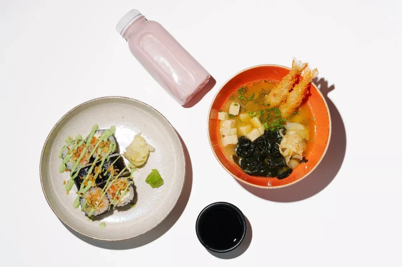 Мисо суп с креветкой темпура, ролл спайси лосось и напиток розовая матча