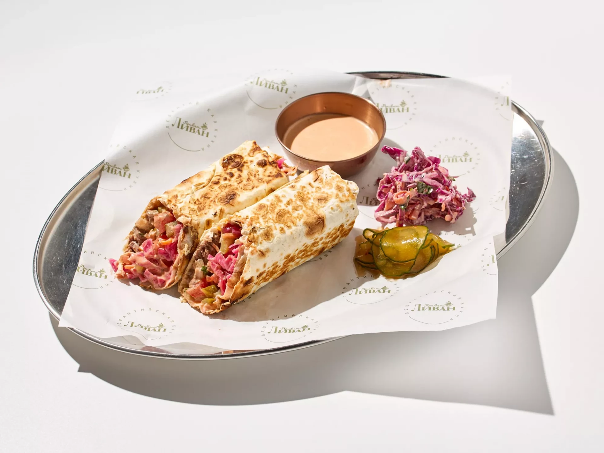 Шавурма с копченой говяжьей грудинкой и маринованными овощами и картошкой фри