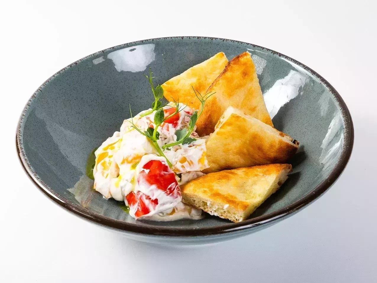 Сербская закуска из печеного сладкого перца с сыром фета и лепинья