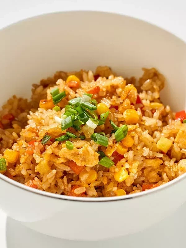 Рис жареный с курицей и кукурузой