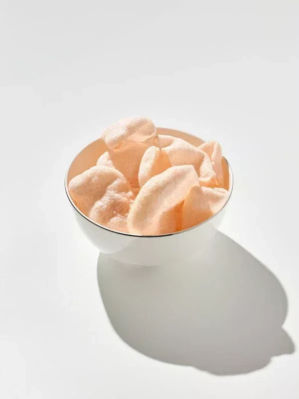 Чипсы креветочные в специях и чили соусом