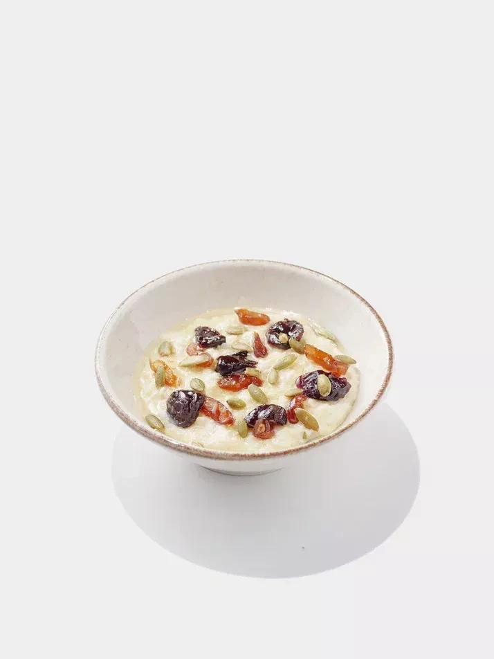 Каша пшенная с финиками и черносливом