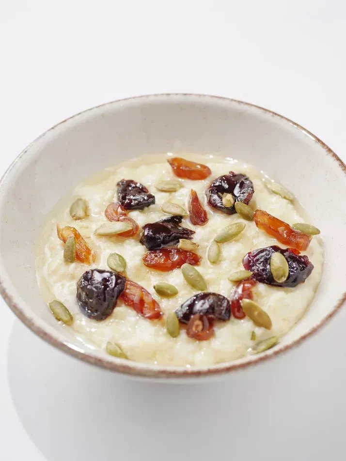 Каша пшенная с финиками и черносливом