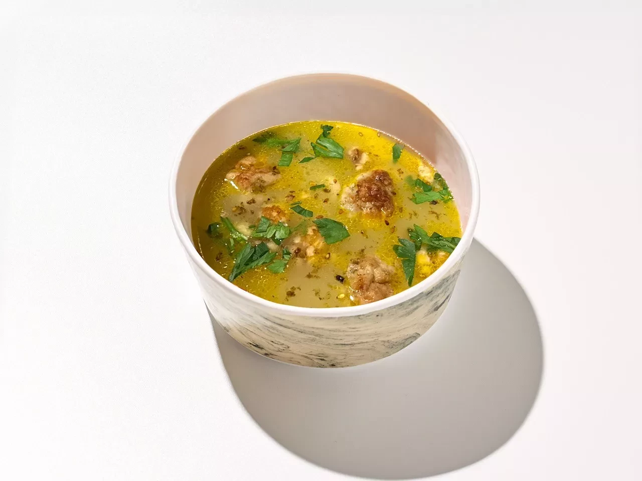 Куриный бульон с куриным кебабом, грецким орехом и домашней лапшой