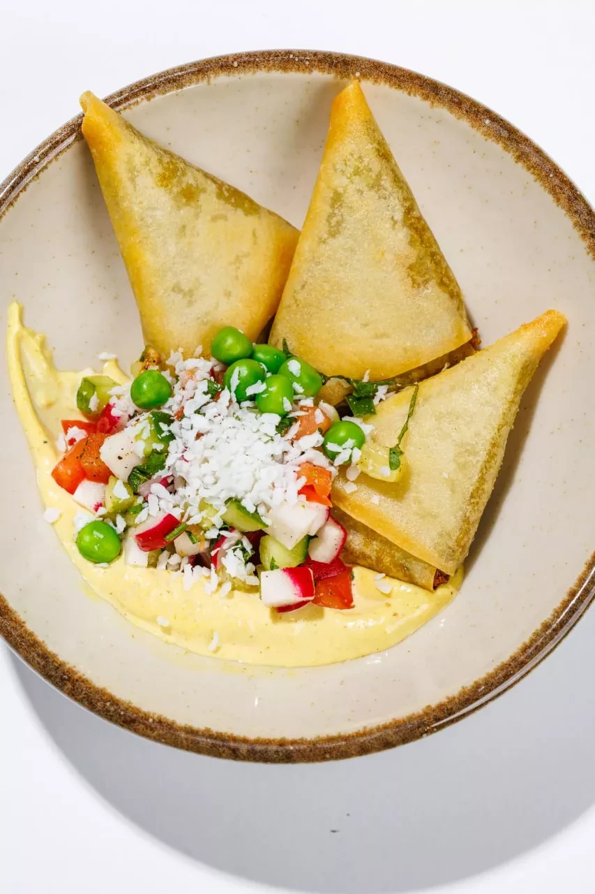 Самосы с карри майонезом и салатом