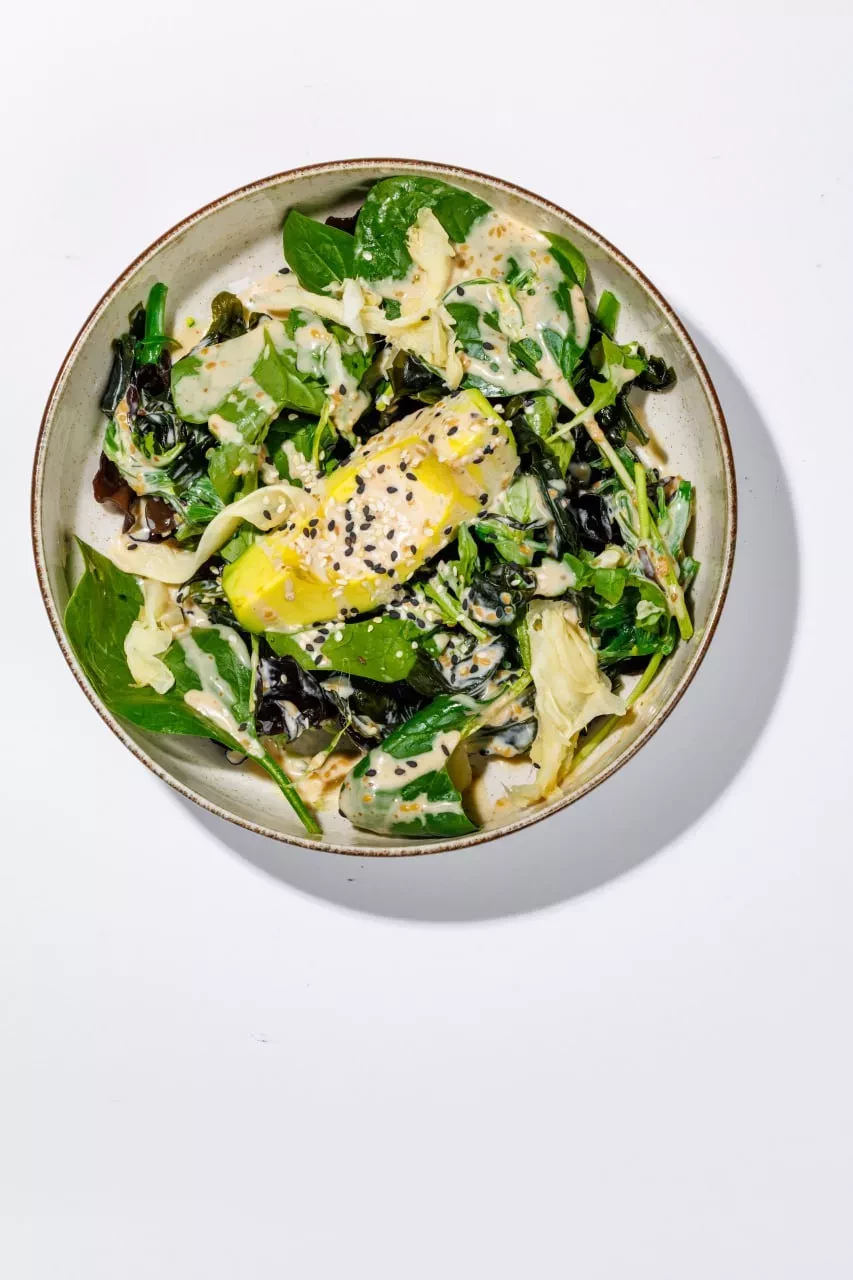 Салат с авокадо и водорослями